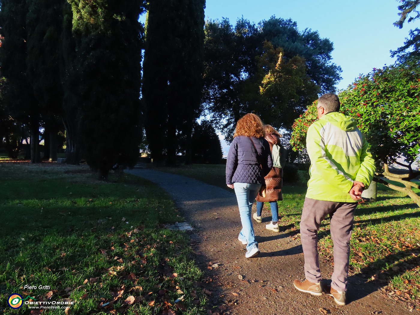32 Arrivano anche gli amici Claudio ed Elena.JPG